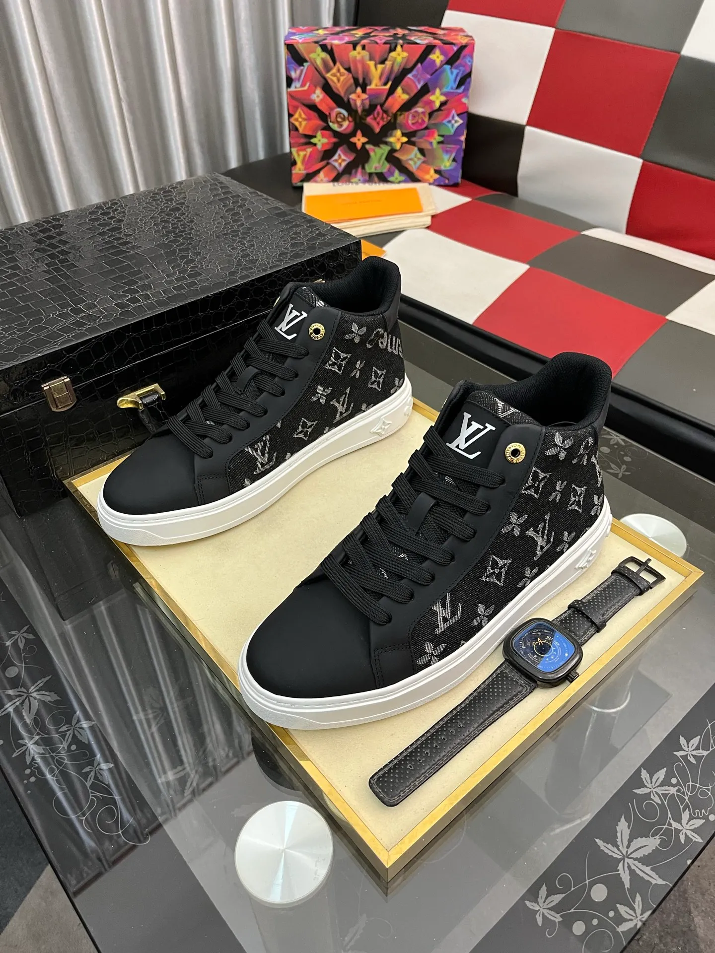 Men's shoes 💰: 560⌚️⌚️ Louis vuitton/LV Louis Vuitton 》Original quality.~ Unique modern style sneakers. 🏃A must-have casual shoe for trendy men😍😍 Original brand imported from Italy, imported original leather, sheep lining (refuses to discolor and grind feet) Sole: Original sole provided by the original factory, French lazy style design ⚠️Fit to the feet, original quality, super comfortable original sole. Code number: 38-444⃣️Color optional
